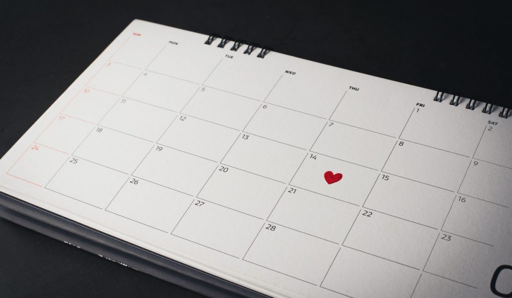 red heart note in 14th of the month calendar 
